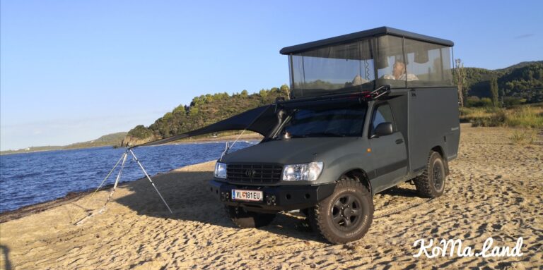 Koma Cruiser Toyota J10 mit Parallelhubdach am Strand in Griechenland