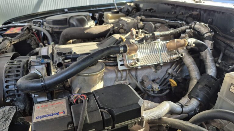 Warmduscher-Kit Wärmetauscher im Motorraum eines Toyota Land Cruiser